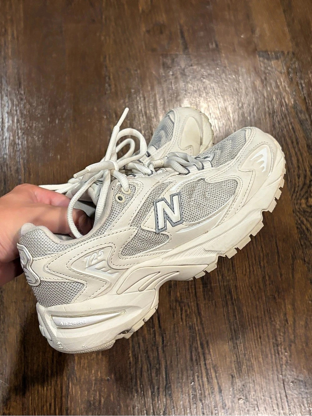New Balance 725 white sneakers